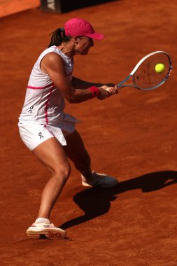 Roma, İtalya 13.05.2024: IGA SİYATEK POL VS ANGELIQUE KERBER GER GER BNL 2024 KADINLAR WTA 1000 CENTER COURT 'ta düzenlenen Roma Açık tenis turnuvası sırasında