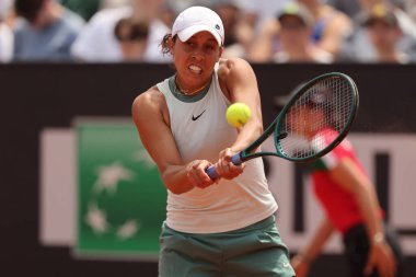 Roma, İtalya 13.05.2024: Madison Keys (ABD) vs Sorana Cirstea (ROU) Internazionali BNL 2024 Kadınlar WTA 1000 Açık tenis turnuvası sırasında Roma 'da Pietrangeli' de.
