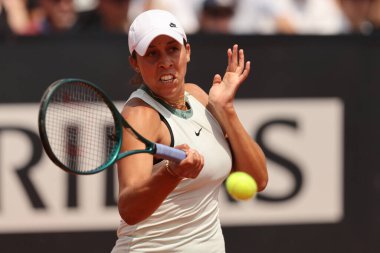 Roma, İtalya 13.05.2024: Madison Keys (ABD) vs Sorana Cirstea (ROU) Internazionali BNL 2024 Kadınlar WTA 1000 Açık tenis turnuvası sırasında Roma 'da Pietrangeli' de.