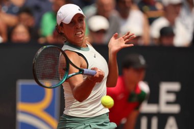 Roma, İtalya 13.05.2024: Madison Keys (ABD) vs Sorana Cirstea (ROU) Internazionali BNL 2024 Kadınlar WTA 1000 Açık tenis turnuvası sırasında Roma 'da Pietrangeli' de.