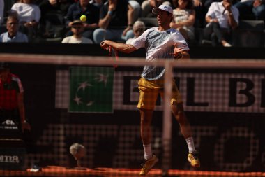Roma, İtalya 14.05.2024: A.ZVEREV (GER) VS N.BURGES (POR) Internazionali BNL 2024 Erkekler ATP 1000 Açık tenis turnuvası sırasında Roma 'da CENTRE COURT.