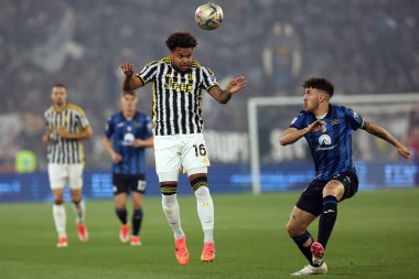 Roma, İtalya 15.05.2024: Juventus 'tan Weston Mckennie, Atalanta' dan Matteo Ruggeri, ITALY CUP 2023-2024, Coppa Italia Frecciarossa, futbol maçı Atalanta Bergamasca 'ya karşı Roma Olimpiyat Stadyumu' nda FC Juventus.