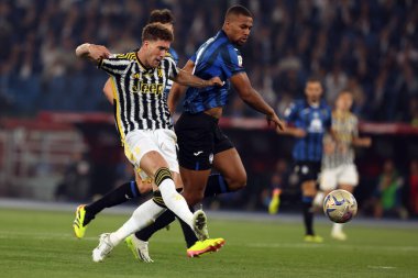 Roma, İtalya 15.05.2024: Juventus 'tan Dusan Vlahoviç 0-1 gol attı ve ITALY CUP 2023-2024, Coppa Italia Frecciarossa, futbol maçı Atalanta Bergamasca ile Roma' daki Olimpiyat Stadyumu 'nda oynanan FC Juventus maçında takımla kutlama yaptı..