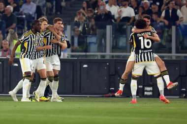 Roma, İtalya 15.05.2024: Juventus 'tan Dusan Vlahoviç 0-1 gol attı ve ITALY CUP 2023-2024, Coppa Italia Frecciarossa, futbol maçı Atalanta Bergamasca ile Roma' daki Olimpiyat Stadyumu 'nda oynanan FC Juventus maçında takımla kutlama yaptı..