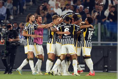 Roma, İtalya 15.05.2024: Juventus 'tan Dusan Vlahoviç 0-1 gol attı ve ITALY CUP 2023-2024, Coppa Italia Frecciarossa, futbol maçı Atalanta Bergamasca ile Roma' daki Olimpiyat Stadyumu 'nda oynanan FC Juventus maçında takımla kutlama yaptı..