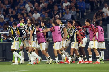 Roma, İtalya 15.05.2024: Juventus 'tan Dusan Vlahoviç 0-1 gol attı ve ITALY CUP 2023-2024, Coppa Italia Frecciarossa, futbol maçı Atalanta Bergamasca ile Roma' daki Olimpiyat Stadyumu 'nda oynanan FC Juventus maçında takımla kutlama yaptı..