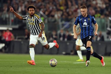 Roma, İtalya 15.05.2024: Juventus 'tan Weston Mckennie, Atalanta' dan Koopmeiners ITALY CUP 2023-2024, Coppa Italia Frecciarossa, futbol maçı Atalanta Bergamasca, Roma 'daki Olympic Stadyumu' nda FC Juventus 'a karşı..