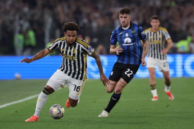Roma, İtalya 15.05.2024: Juventus 'tan Weston Mckennie, Atalantain' den Davide Zappacosta ITALY CUP 2023-2024, Coppa Italia Frecciarossa, futbol maçı Atalanta Bergamasca, Roma 'daki Olimpiyat Stadyumu' nda FC Juventus 'a karşı.