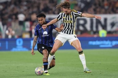 Roma, İtalya 15.05.2024: Atalanta 'lı Ederson, Juventus' lu Acrien Rabiot ITALY CUP 2023-2024, Coppa Italia Frecciarossa, futbol maçı Atalanta Bergamasca, Roma 'daki Olimpiyat Stadyumu' nda FC Juventus 'a karşı..