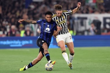 Roma, İtalya 15.05.2024: Atalanta 'lı Ederson, Juventus' lu Acrien Rabiot ITALY CUP 2023-2024, Coppa Italia Frecciarossa, futbol maçı Atalanta Bergamasca, Roma 'daki Olimpiyat Stadyumu' nda FC Juventus 'a karşı..
