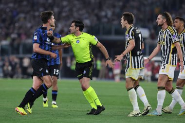 Roma, İtalya 15.05.2024: Atalantalı Berat Djimsiti ITALY CUP 2023-2024 döneminde hakem Maresca ile protesto, Coppa Italia Frecciarossa, futbol maçı Atalanta Bergamasca ile Roma Olimpiyat Stadyumu 'nda FC Juventus karşılaşması.