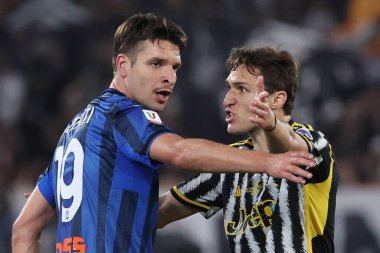 Roma, İtalya 15.05.2024: Atalantalı Berat Djimsiti ITALY CUP 2023-2024 döneminde Juventus Federico Chiesa ile protesto, Coppa Italia Frecciarossa, futbol maçı Atalanta Bergamasca ile Roma Olimpiyat Stadyumu 'nda FC Juventus karşılaşması.