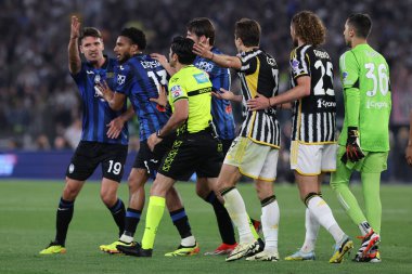 Roma, İtalya 15.05.2024: Atalantalı Berat Djimsiti ITALY CUP 2023-2024 döneminde hakem Maresca ile protesto, Coppa Italia Frecciarossa, futbol maçı Atalanta Bergamasca ile Roma Olimpiyat Stadyumu 'nda FC Juventus karşılaşması.