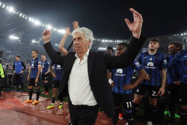 Roma, İtalya 15.05.2024: Atalantalı Gian Piero Gasperini, ITALY CUP 2023-2024 yenilgisinin ardından taraftarlarını selamlıyor, Coppa Italia Frecciarossa, futbol maçı Atalanta Bergamasca ile Roma Olimpiyat Stadyumu 'ndaki FC Juventus karşılaşması.