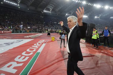 Roma, İtalya 15.05.2024: Atalantalı Gian Piero Gasperini, ITALY CUP 2023-2024 yenilgisinin ardından taraftarlarını selamlıyor, Coppa Italia Frecciarossa, futbol maçı Atalanta Bergamasca ile Roma Olimpiyat Stadyumu 'ndaki FC Juventus karşılaşması.