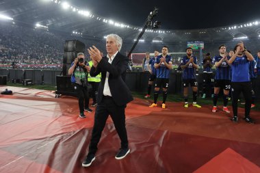 Roma, İtalya 15.05.2024: Atalantalı Gian Piero Gasperini, ITALY CUP 2023-2024 yenilgisinin ardından taraftarlarını selamlıyor, Coppa Italia Frecciarossa, futbol maçı Atalanta Bergamasca ile Roma Olimpiyat Stadyumu 'ndaki FC Juventus karşılaşması.