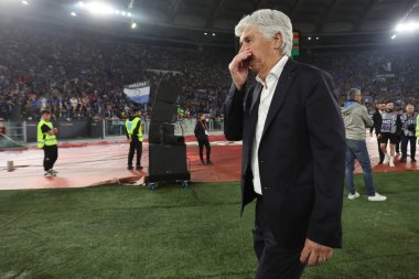 Roma, İtalya 15.05.2024: Atalantalı Gian Piero Gasperini, ITALY CUP 2023-2024 yenilgisinin ardından taraftarlarını selamlıyor, Coppa Italia Frecciarossa, futbol maçı Atalanta Bergamasca ile Roma Olimpiyat Stadyumu 'ndaki FC Juventus karşılaşması.