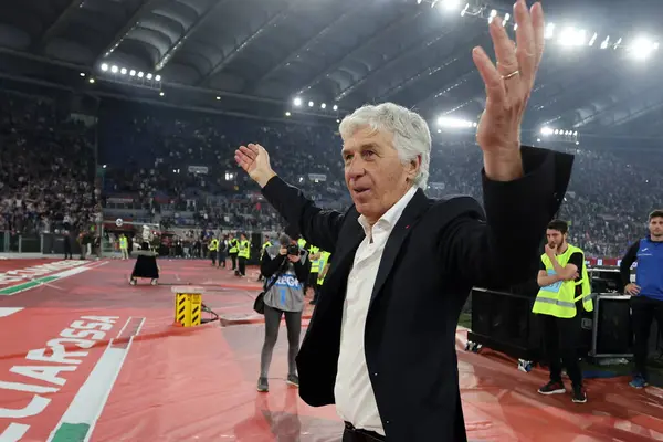 stock image Rome, Italy 15.05.2024: Gian piero Gasperini of Atalanta greets the fans after the defeat at end of  the ITALY CUP 2023-2024, Coppa Italia Frecciarossa, football match Atalanta Bergamasca vs FC Juventus at Olympic Stadium in Rome.