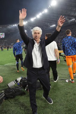 Roma, İtalya 15.05.2024: Atalantalı Gian Piero Gasperini, ITALY CUP 2023-2024 yenilgisinin ardından taraftarlarını selamlıyor, Coppa Italia Frecciarossa, futbol maçı Atalanta Bergamasca ile Roma Olimpiyat Stadyumu 'ndaki FC Juventus karşılaşması.