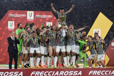 Roma, İtalya 15.05.2024: Juventus takımı kupayı kazandı ve İtalya Kupası 2023-2024, Coppa Italia Frecciarossa, futbol maçı Atalanta Bergamasca ile Roma Olimpiyat Stadyumu 'ndaki FC Juventus karşılaşmasını taraftarlarıyla kutladı..