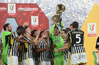 Roma, İtalya 15.05.2024: Juventus takımı kupayı kazandı ve İtalya Kupası 2023-2024, Coppa Italia Frecciarossa, futbol maçı Atalanta Bergamasca ile Roma Olimpiyat Stadyumu 'ndaki FC Juventus karşılaşmasını taraftarlarıyla kutladı..