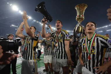 Roma, İtalya 15.05.2024: Juventus 'lu Dusan Vlahoviç İtalya Kupası' nın 2023-2024 sezonundaki zaferini kutladı, Coppa Italia Frecciarossa, futbol maçı Atalanta Bergamasca ile Roma Olimpiyat Stadyumu 'ndaki FC Juventus karşılaşması.