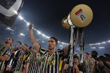 Roma, İtalya 15.05.2024: Juventus 'lu Dusan Vlahoviç İtalya Kupası' nın 2023-2024 sezonundaki zaferini kutladı, Coppa Italia Frecciarossa, futbol maçı Atalanta Bergamasca ile Roma Olimpiyat Stadyumu 'ndaki FC Juventus karşılaşması.
