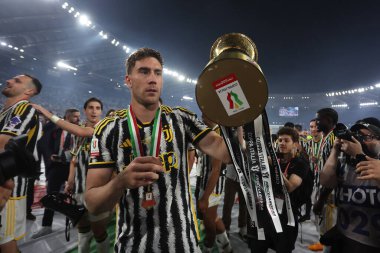 Roma, İtalya 15.05.2024: Juventus 'lu Dusan Vlahoviç İtalya Kupası' nın 2023-2024 sezonundaki zaferini kutladı, Coppa Italia Frecciarossa, futbol maçı Atalanta Bergamasca ile Roma Olimpiyat Stadyumu 'ndaki FC Juventus karşılaşması.