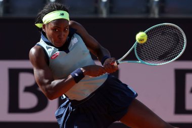 Roma, İtalya 16.05.2024: Iga Swiatek (POL) vs Coco Gauff (ABD) Internazionali BNL 2024 Women 's WTA 1000 turnuvası sırasında Roma' da Grand Stand Arena 'da düzenlenen turnuvada .