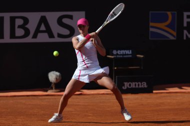 Roma, İtalya 16.05.2024: Iga Swiatek (POL) vs Coco Gauff (ABD) Internazionali BNL 2024 Women 's WTA 1000 turnuvası sırasında Roma' da Grand Stand Arena 'da düzenlenen turnuvada .