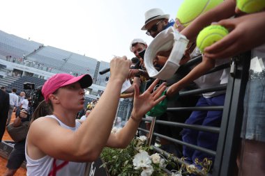 Roma, İtalya 18.05.2024: IGA SWIATEK POL, Roma Merkez Mahkemesi 'nde düzenlenen WTA 1000 Açık tenis turnuvası Internazionali BNL 2024 bayanlar finalinin sonunda kupayı kazandı.