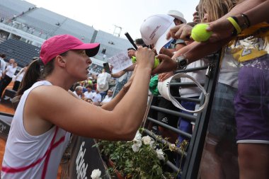 Roma, İtalya 18.05.2024: IGA SWIATEK POL, Roma Merkez Mahkemesi 'nde düzenlenen WTA 1000 Açık tenis turnuvası Internazionali BNL 2024 bayanlar finalinin sonunda kupayı kazandı.
