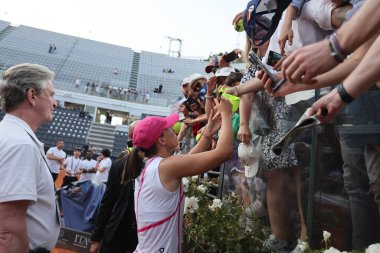 Roma, İtalya 18.05.2024: IGA SWIATEK POL, Roma Merkez Mahkemesi 'nde düzenlenen WTA 1000 Açık tenis turnuvası Internazionali BNL 2024 bayanlar finalinin sonunda kupayı kazandı.