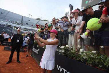 Roma, İtalya 18.05.2024: IGA SWIATEK POL, Roma Merkez Mahkemesi 'nde düzenlenen WTA 1000 Açık tenis turnuvası Internazionali BNL 2024 bayanlar finalinin sonunda kupayı kazandı.