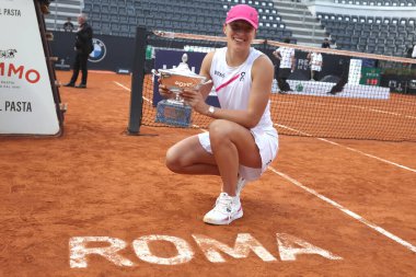 Roma, İtalya 18.05.2024: IGA SWIATEK POL, Roma Merkez Mahkemesi 'nde düzenlenen WTA 1000 Açık tenis turnuvası Internazionali BNL 2024 bayanlar finalinin sonunda kupayı kazandı.