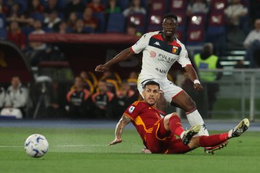 Roma, İtalya 19.05.2024: Roma 'dan Leandro Paredes, İtalya Serisi A TIM 2023-2024 futbol karşılaşmasında Cenova' dan Caleb Ekuban, Roma 'daki Olimpiyat Stadyumu' nda AS ROMA-GENOA Cricket ve Football Club karşılaşmaları.