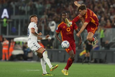 Roma, İtalya 19.05.2024: Cenova 'dan Mateo Retegui, Roma' dan Diego Llorente İtalyan Serie A TIM 2023-2024 futbol karşılaşmasında AS ROMA, GENOA Cricket ve Roma 'daki Olimpiyat Stadyumu' nda Futbol Kulübü 'ne karşı..