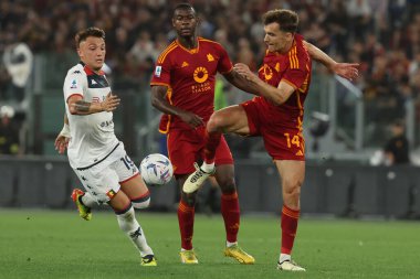Roma, İtalya 19.05.2024: Cenova 'dan Mateo Retegui, Roma' dan Diego Llorente İtalyan Serie A TIM 2023-2024 futbol karşılaşmasında AS ROMA, GENOA Cricket ve Roma 'daki Olimpiyat Stadyumu' nda Futbol Kulübü 'ne karşı..
