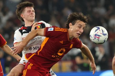 Roma, İtalya 19.05.2024: İtalyan Serie A TIM 2023-2024 futbol karşılaşmasında Cenova 'dan Morten Frendrup, Roma' dan Edoardo Bove, Roma 'daki Olimpiyat Stadyumu' nda AS ROMA-GENOA Cricket ve Football Club maçında.