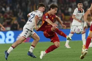 Roma, İtalya 19.05.2024: İtalyan Serie A TIM 2023-2024 futbol karşılaşmasında Cenova 'dan Morten Frendrup, Roma' dan Edoardo Bove, Roma 'daki Olimpiyat Stadyumu' nda AS ROMA-GENOA Cricket ve Football Club maçında.