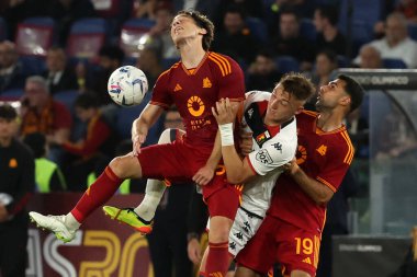 Roma, İtalya 19.05.2024: Roma 'dan Edoardo Bove, Cenova' dan Mateo Retegui, Roma 'dan Zeki Celik İtalyan Serisi A TIM 2023-2024 futbol karşılaşmasında AS ROMA GENOA Cricket ve Roma' daki Olimpiyat Stadyumu 'nda Futbol Kulübü' ne karşı.