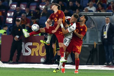 Roma, İtalya 19.05.2024: Roma 'dan Edoardo Bove, Cenova' dan Mateo Retegui, Roma 'dan Zeki Celik İtalyan Serisi A TIM 2023-2024 futbol karşılaşmasında AS ROMA GENOA Cricket ve Roma' daki Olimpiyat Stadyumu 'nda Futbol Kulübü' ne karşı.