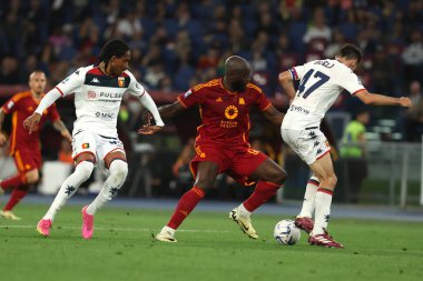 Roma, İtalya 19.05.2024: Roma 'dan Romelu Lukaku, İtalya Serisi A TIM 2023-2024 futbol karşılaşmasında Cenova' dan Milan Badelj, Roma 'daki Olimpiyat Stadyumu' nda AS ROMA 'ya karşı GENOA Kriket ve Futbol Kulübü.