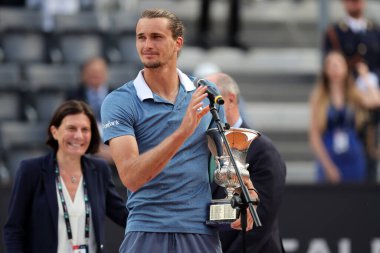 Roma, İtalya 19.05.2024: İtalya Merkez Mahkemesi 'ndeki Foro Italico' da oynanan Internazionali BNL D 'Italia' nın erkekler final maçında NICOLAS JARRY 'yi mağlup eden ödül töreninde ALEXANDER ZVEREV.
