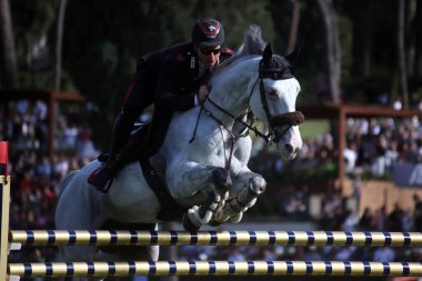 Roma, İtalya 25.05.2024: Emanuele Gaudino (İtalya) CSIO 5 LORO PIANA (262.3) - 1.60 m - 20.000 Euro, Roma 'daki PIazza di Siena' da kazandı.