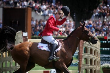 Roma, İtalya 26.05.2024: Karl Cook (ABD) binicisi Caracole de la Roque Roma 'daki PIazza di Siena' da CSIO5 GRAND PRIX 2. İkinci sırada Max Kuhner (aut), üçüncü sırada Petronella Andersson (Swe).