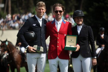 Roma, İtalya 26.05.2024: Karl Cook (ABD) binicisi Caracole de la Roque Roma 'daki PIazza di Siena' da CSIO5 GRAND PRIX 2. İkinci sırada Max Kuhner (aut), üçüncü sırada Petronella Andersson (Swe).