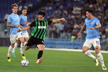 Roma, İtalya 26.05.2024: Sassuolo 'lu Samuele Mulattieri, Lazio' lu Alessio Romagnoli İtalyan Serisi A TIM 2023-2024 futbol karşılaşmasında Roma 'daki Olimpiyat Stadyumu' nda SS LAZIO SASSUOLO 'ya karşı.