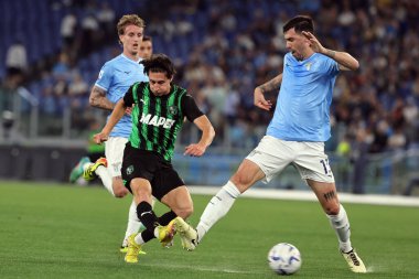Roma, İtalya 26.05.2024: Sassuolo 'lu Samuele Mulattieri, Lazio' lu Alessio Romagnoli İtalyan Serisi A TIM 2023-2024 futbol karşılaşmasında Roma 'daki Olimpiyat Stadyumu' nda SS LAZIO SASSUOLO 'ya karşı.