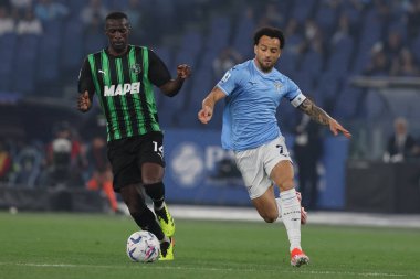 Roma, İtalya 26.05.2024: Sassuolo 'dan Pedro Obiang, İtalyan Serie A TIM 2023-2024 futbol karşılaşması sırasında Lazio' dan Felipe Anderson Roma 'daki Olimpiyat Stadyumu' nda SS LAZIO - SASSUOLO.
